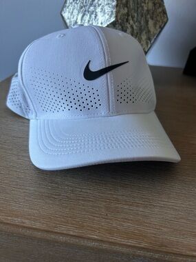Nike Golf Men's White Performance Swoosh Cap
